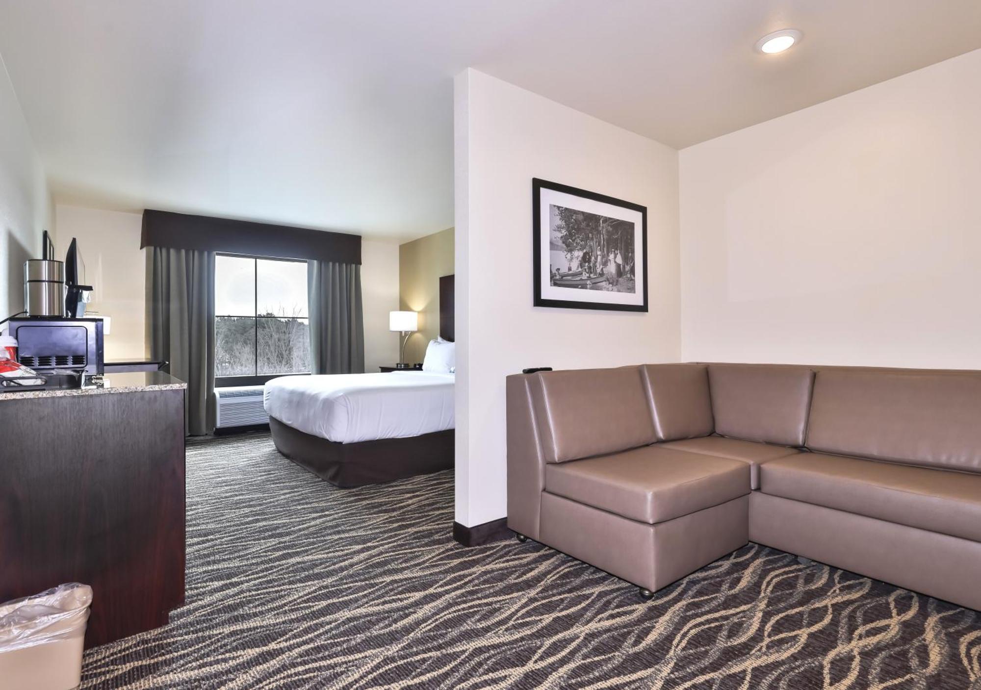 Cobblestone Hotel & Suites - Rhinelander Exterior photo